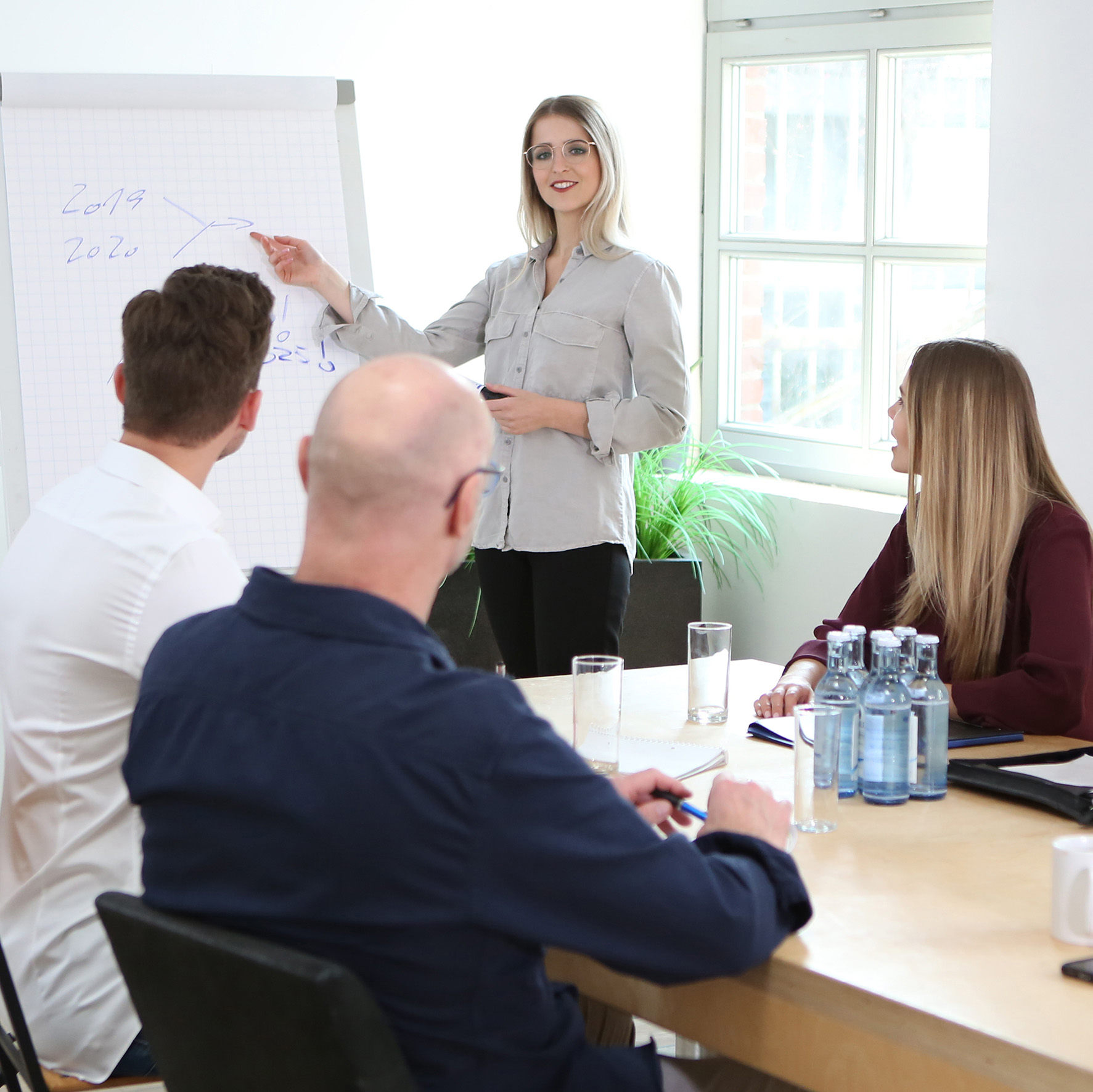 Stockbild vier Personen im Austausch