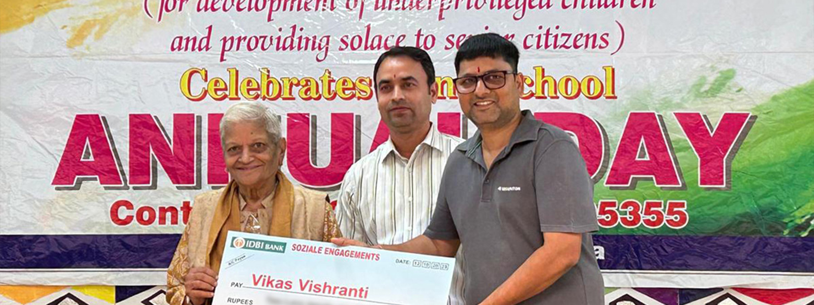 soziale Engagement Übergabe check an vikas vishranti