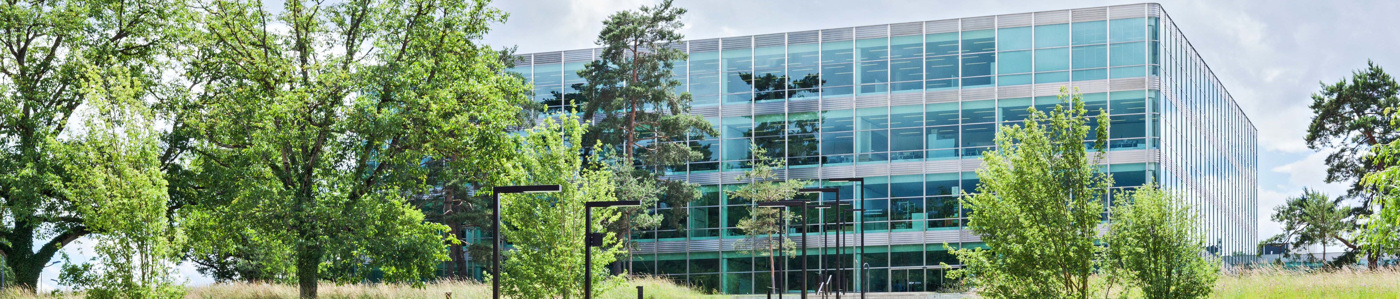 Fachhochschule Nordwestschweiz Gebäude mit Logo und weiteren Gebäuden im Hintergrund