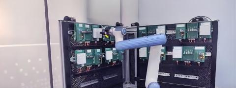 Innovation im Testprozess: Präzision durch Roboterarm